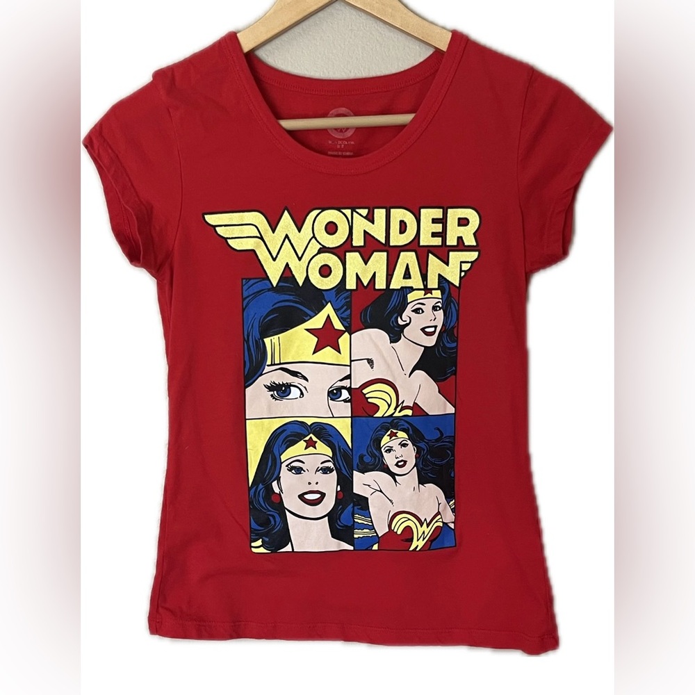 DC Comics Wonder Woman graphic tee size S